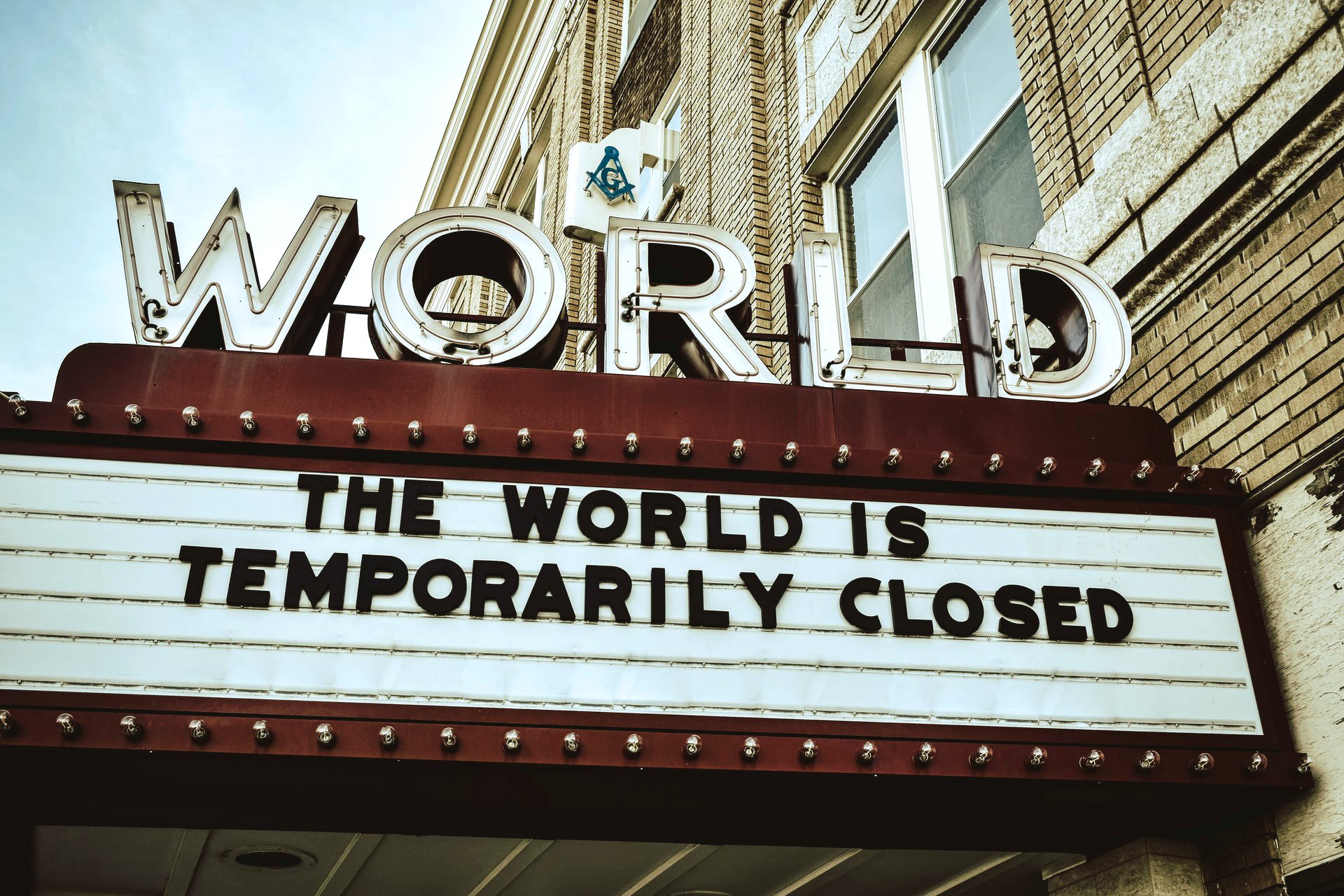 Schild mit der Aufschrift The World is closed